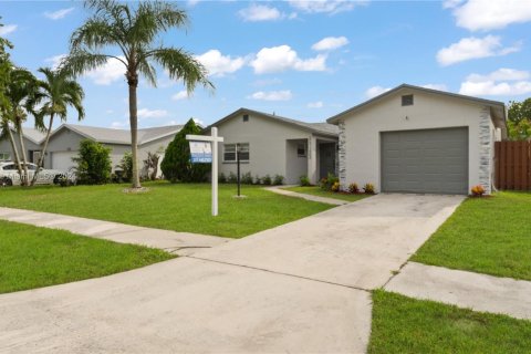 House in Boca Raton, Florida 3 bedrooms, 166.39 sq.m. № 1332219 - photo 3