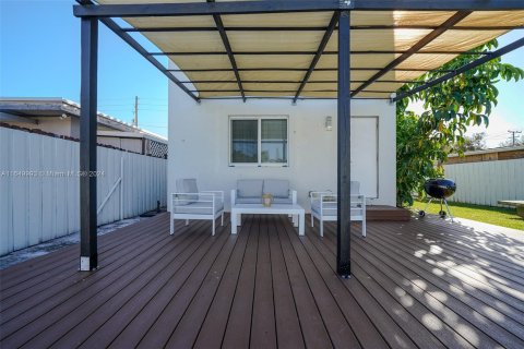 Casa en venta en Miami, Florida, 5 dormitorios, 186.27 m2 № 1332265 - foto 18