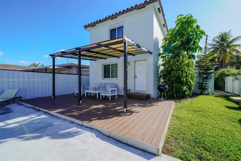 Casa en venta en Miami, Florida, 5 dormitorios, 186.27 m2 № 1332265 - foto 17