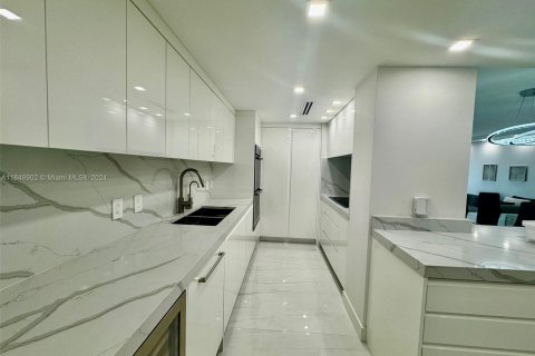 Condo in Bal Harbour, Florida, 3 bedrooms  № 1332218 - photo 1