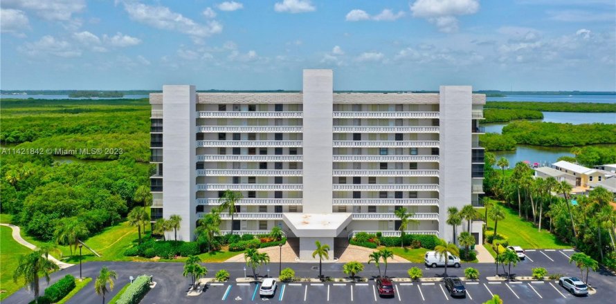 Condominio en Hutchinson Island South, Florida, 2 dormitorios  № 619199