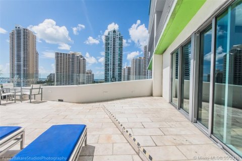 Condo in Miami, Florida, 1 bedroom  № 1415234 - photo 30