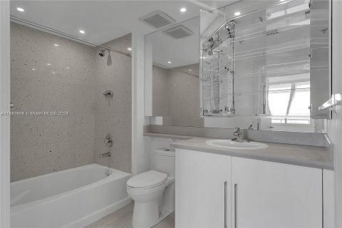 Condo in Miami, Florida, 1 bedroom  № 1415234 - photo 13