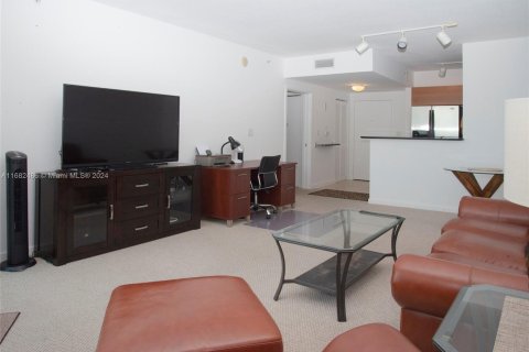 Condo in Miami, Florida, 1 bedroom  № 1415234 - photo 12