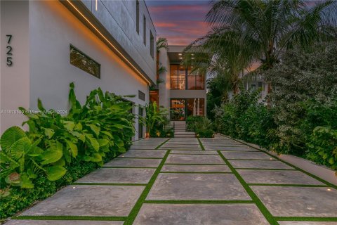 Casa en venta en Miami, Florida, 6 dormitorios, 762.73 m2 № 1415232 - foto 3