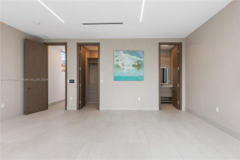 Casa en venta en Miami, Florida, 6 dormitorios, 762.73 m2 № 1415232 - foto 29