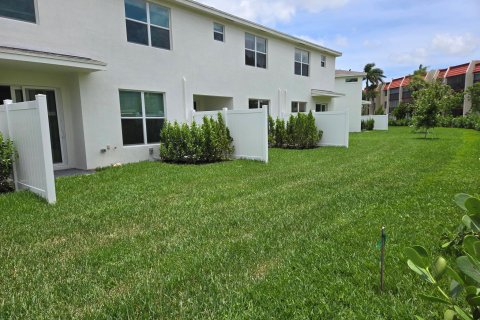 Townhouse in Lake Worth, Florida 3 bedrooms, 157 sq.m. № 1230303 - photo 1