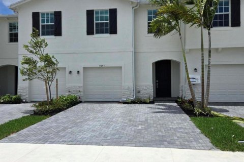 Townhouse in Lake Worth, Florida 3 bedrooms, 157 sq.m. № 1230303 - photo 6