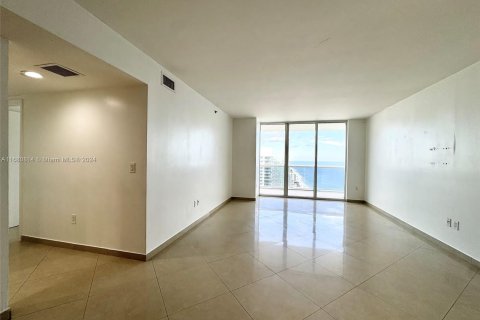 Condo in Hallandale Beach, Florida, 3 bedrooms  № 1410942 - photo 1