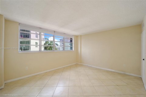 Condo in Miami Beach, Florida, 1 bedroom  № 1410943 - photo 5