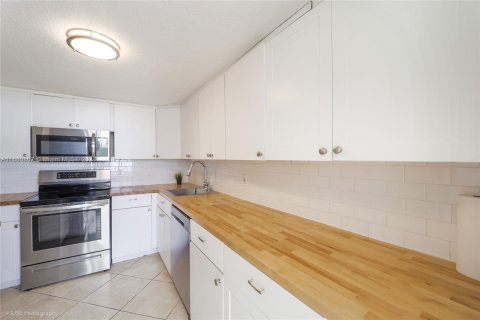 Condo in Miami Beach, Florida, 1 bedroom  № 1410943 - photo 4