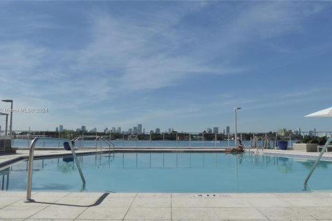 Condo in Miami Beach, Florida, 1 bedroom  № 1410943 - photo 10