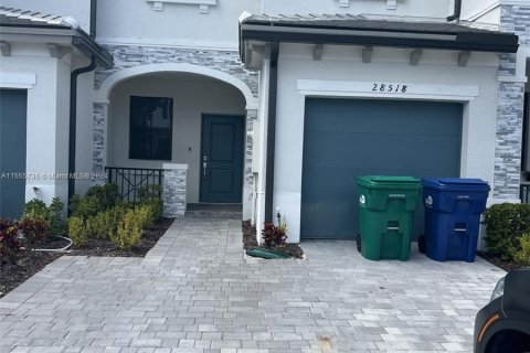 Townhouse in Homestead, Florida 3 bedrooms, 120.4 sq.m. № 1103709 - photo 1