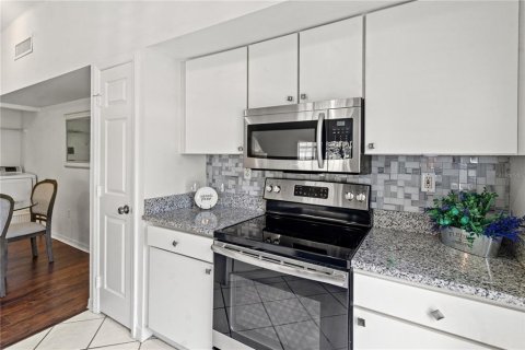 Condo in Tampa, Florida, 1 bedroom  № 1360933 - photo 11