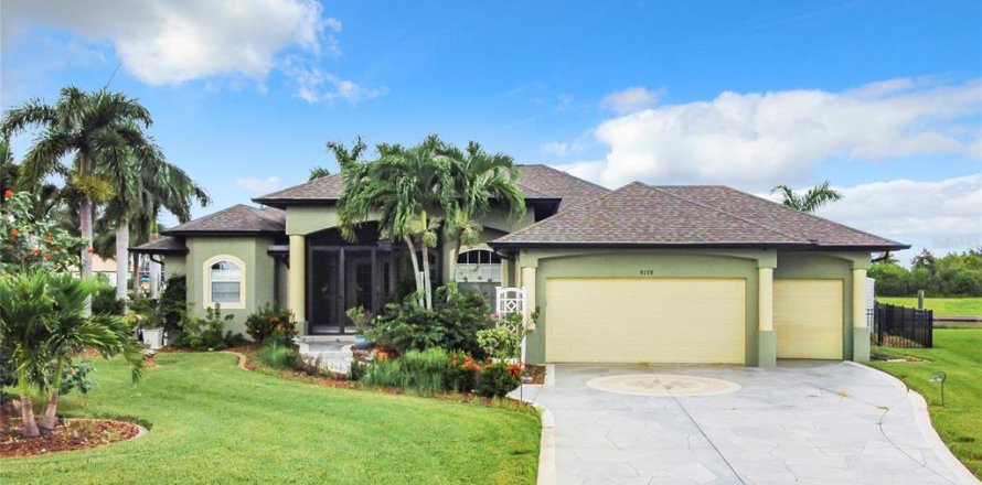 House in Port Charlotte, Florida 3 bedrooms, 193.98 sq.m. № 1361137