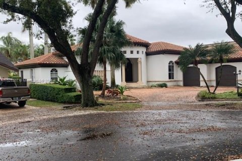 Villa ou maison à vendre à Miami Lakes, Floride: 5 chambres, 446.21 m2 № 983209 - photo 2