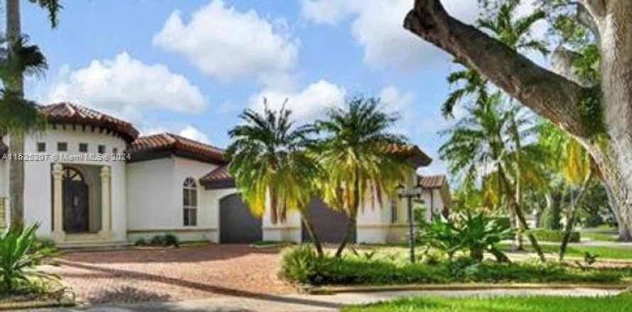 House in Miami Lakes, Florida 5 bedrooms, 446.21 sq.m. № 983209