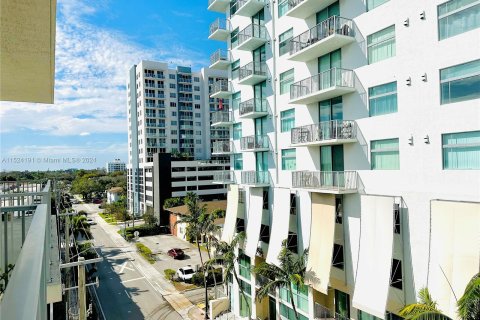 Condo in Hollywood, Florida, 1 bedroom  № 983248 - photo 13