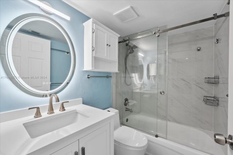 Condo in Miami, Florida, 1 bedroom  № 1378723 - photo 11