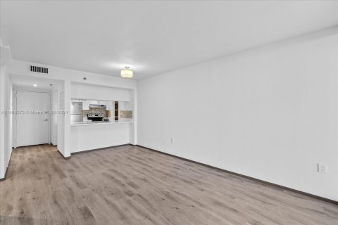 Condo in Miami, Florida, 1 bedroom  № 1378723 - photo 10