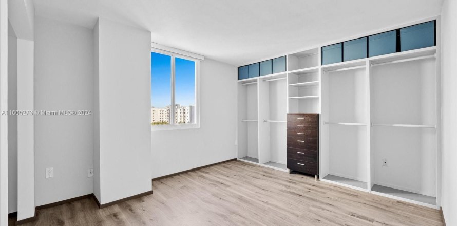 Condo in Miami, Florida, 1 bedroom  № 1378723