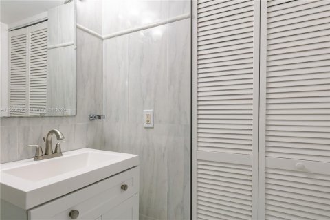 Condo in Aventura, Florida, 2 bedrooms  № 1095227 - photo 17