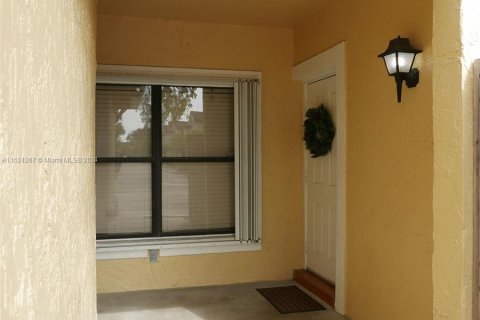 Купить кондоминиум в Пемброк-Пайнс, Флорида 2 спальни, 88.91м2, № 986227 - фото 3