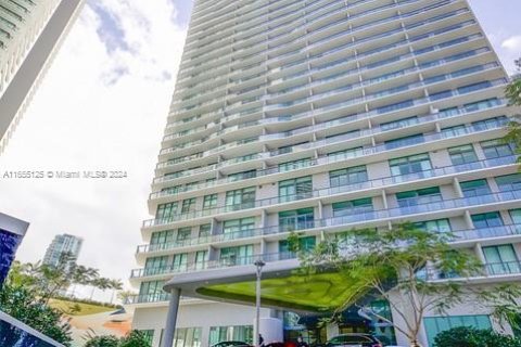 Condo in Miami, Florida, 3 bedrooms  № 1352238 - photo 1