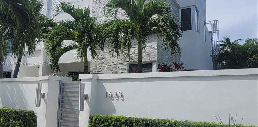 Townhouse in Fort Lauderdale, Florida 3 bedrooms, 218.51 sq.m. № 1351959