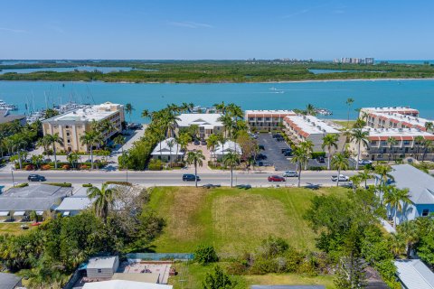 House in Hutchinson Island South, Florida 3 bedrooms, 280.75 sq.m. № 1079669 - photo 1