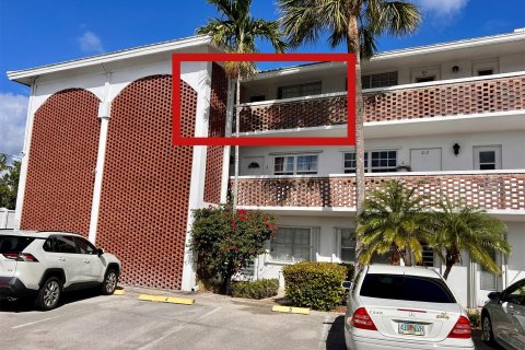 Condo in Lighthouse Point, Florida, 1 bedroom  № 619534 - photo 1