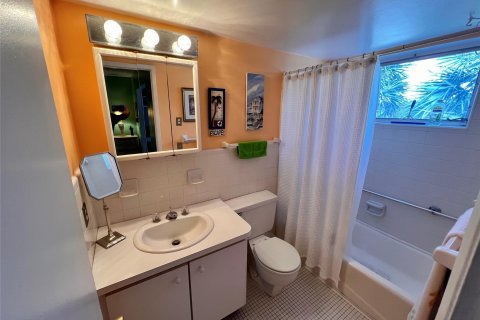 Condo in Lighthouse Point, Florida, 1 bedroom  № 619534 - photo 13