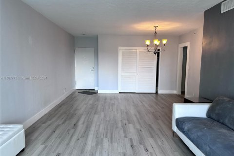 Condominio en venta en Hollywood, Florida, 1 dormitorio, 75.9 m2 № 927276 - foto 4