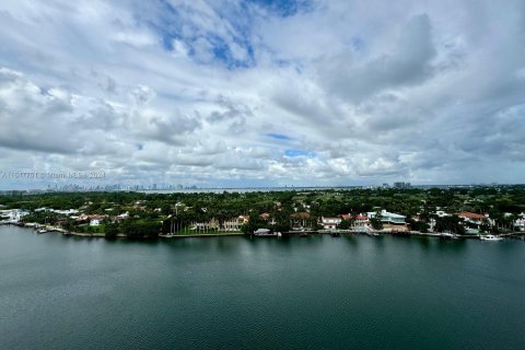 Condo in Miami Beach, Florida, 2 bedrooms  № 1331860 - photo 1