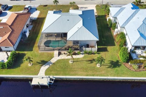 House in Punta Gorda, Florida 3 bedrooms, 176.42 sq.m. № 1433750 - photo 2