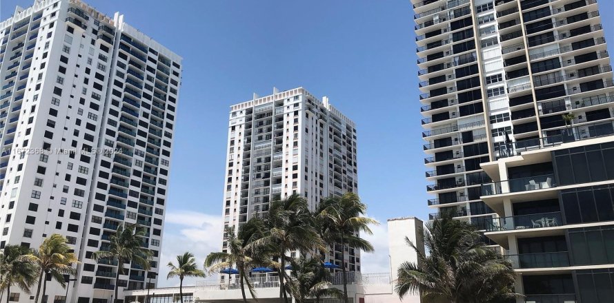 Condominio en Hollywood, Florida, 2 dormitorios  № 1395890