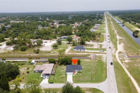 House in Lehigh Acres, Florida 3 bedrooms, 129.32 sq.m. № 1309100 - photo 3