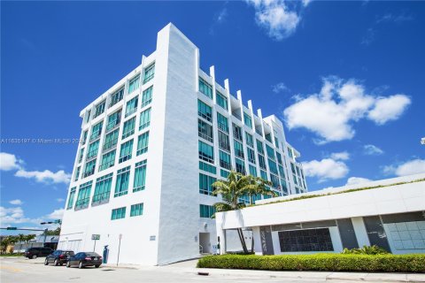 Propiedad comercial en venta en Miami, Florida № 1305265 - foto 14