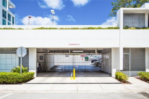 Propiedad comercial en venta en Miami, Florida № 1305265 - foto 15