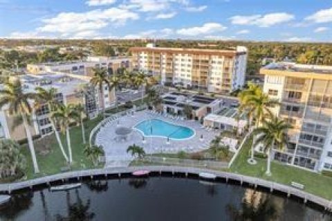 Condo in Oakland Park, Florida, 1 bedroom  № 965897 - photo 1