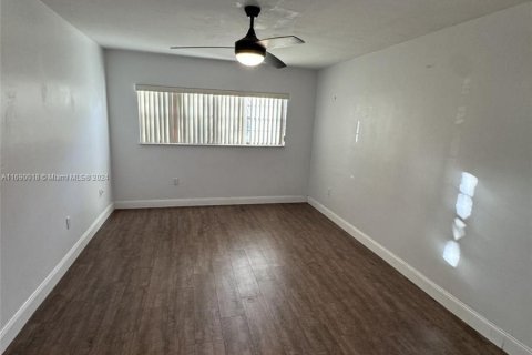 Condominio en venta en Hialeah, Florida, 2 dormitorios, 80.82 m2 № 1435113 - foto 21