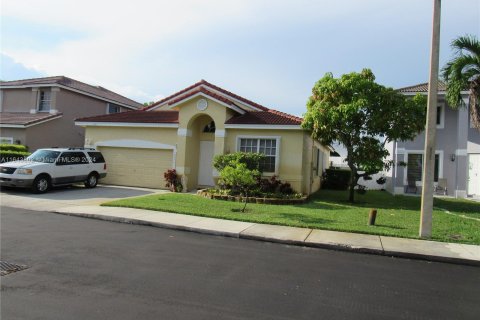 House in Pembroke Pines, Florida 3 bedrooms, 164.53 sq.m. № 1325686 - photo 1