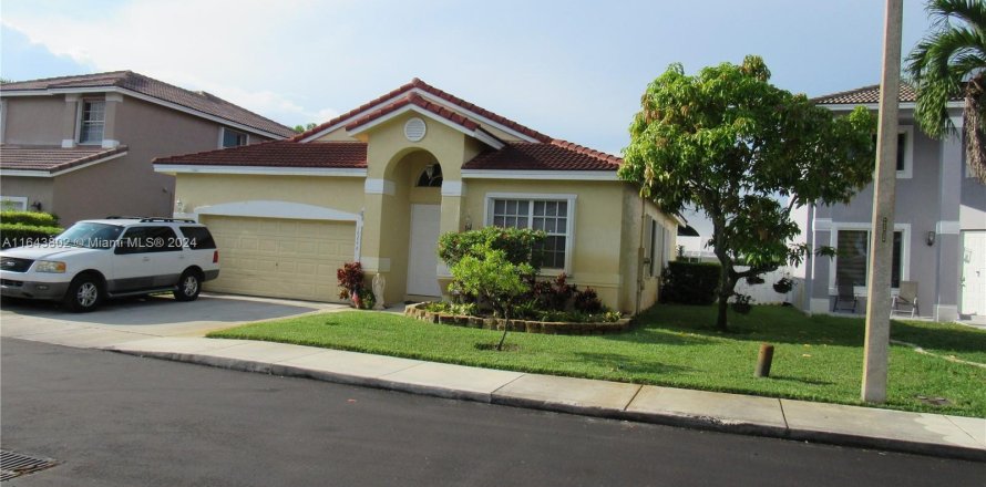 House in Pembroke Pines, Florida 3 bedrooms, 164.53 sq.m. № 1325686