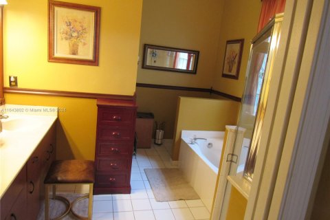 House in Pembroke Pines, Florida 3 bedrooms, 164.53 sq.m. № 1325686 - photo 9