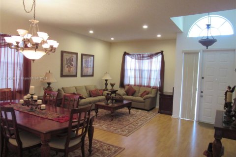 Casa en venta en Pembroke Pines, Florida, 3 dormitorios, 164.53 m2 № 1325686 - foto 2