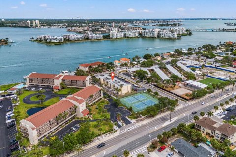 Condominio en venta en Saint Pete Beach, Florida, 2 dormitorios, 97.55 m2 № 1404832 - foto 1