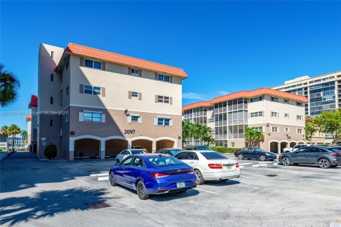 Condominio en venta en Hallandale Beach, Florida, 1 dormitorio, 67.26 m2 № 1216770 - foto 2