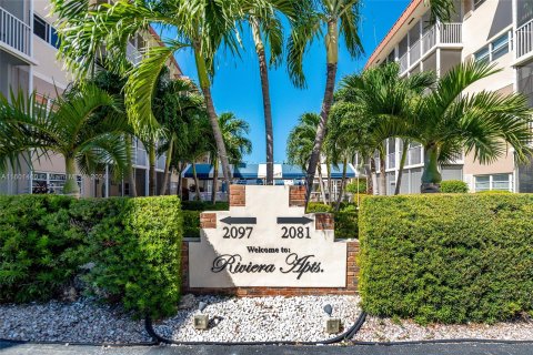 Condominio en venta en Hallandale Beach, Florida, 1 dormitorio, 67.26 m2 № 1216770 - foto 1