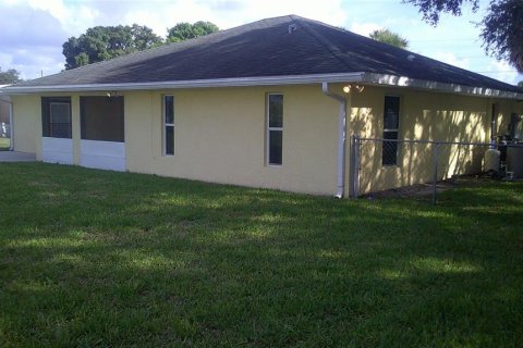 House in Okeechobee, Florida 2 bedrooms, 177.44 sq.m. № 1247762 - photo 6