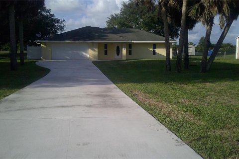 House in Okeechobee, Florida 2 bedrooms, 177.44 sq.m. № 1247762 - photo 27